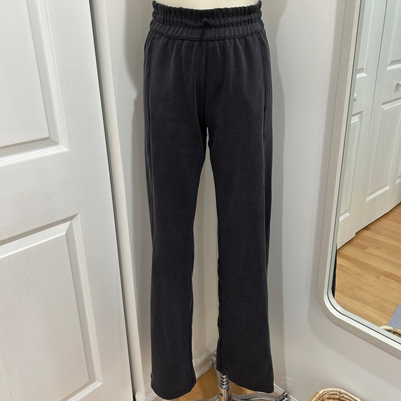 lululemon Softstreme High-Rise (HR) Pant in Black | Size 4 Regular - Picture 4 of 7